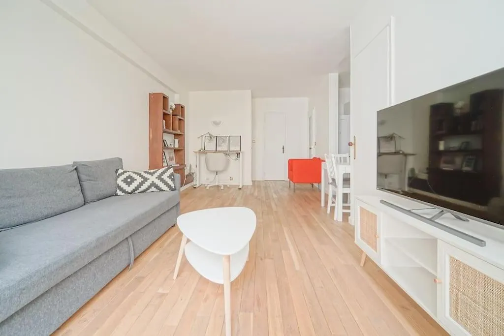 Spacious 1br In 10th District شقة *
